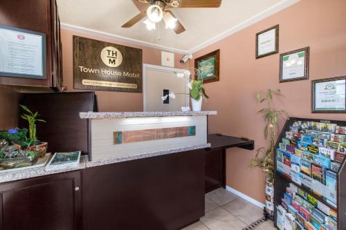 Downtown Hotel | Eureka Town House Motel - Historic Old Town
