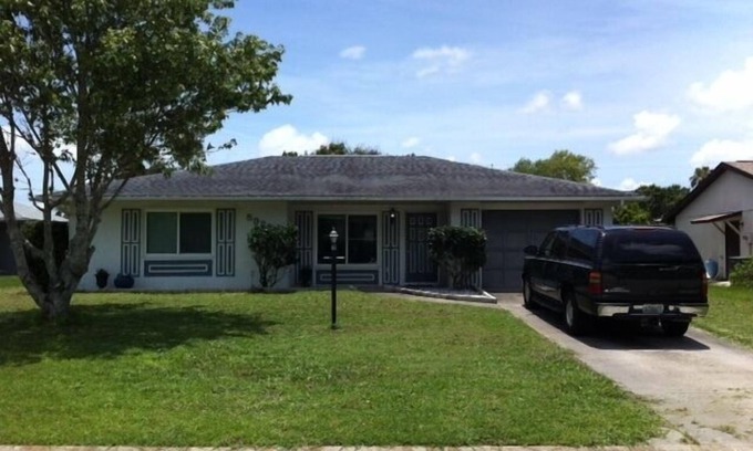 Vero Beach House | European Elegant Design, Close To Shopping On Quiet Street