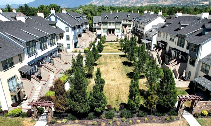 Kaysville House | ✨ European-Style Townhome – Perfect Getaway Near Everything! ✨