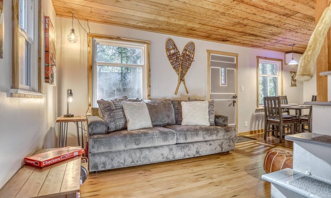 Rhododendron Cabin | EV charger, AC, Huge Fenced Yard, Last Minute Deals on Sept-Oct Dates!