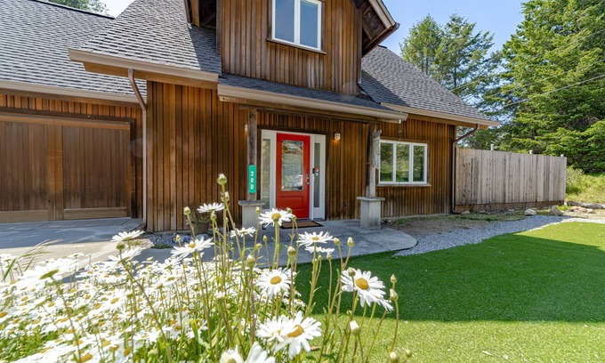 Shelter Cove House | EV charger, pet friendly, large ocean view deck, close to beaches, sleeps 8
