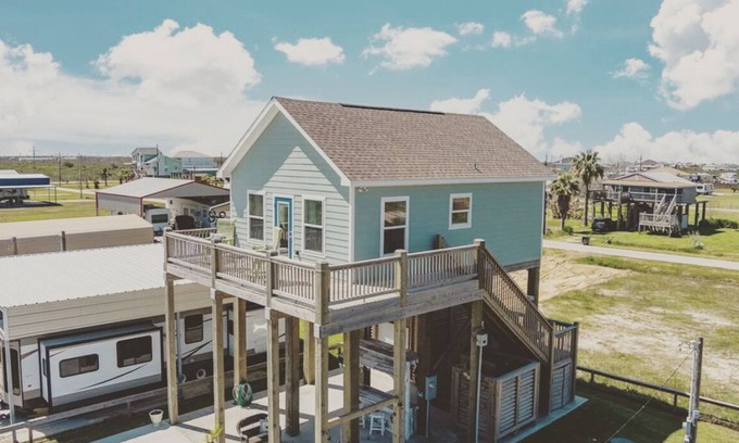 Crystal Beach Cottage | EV charger, stylish 1bdrm beach cottage sleeps 4, quiet walk to beach
