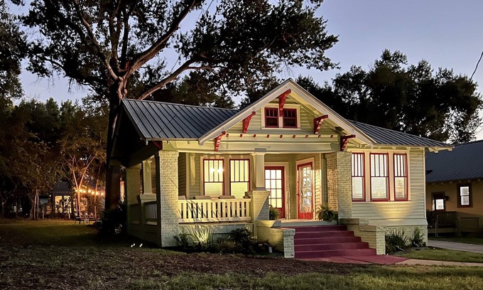 Brenham House | Eva on West Alamo-Walk to Downtown Brenham!