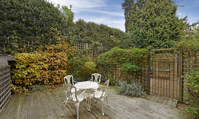 West Byfleet Apartment | Evancourt Apartment - 2BR apartment 30 mins from London
