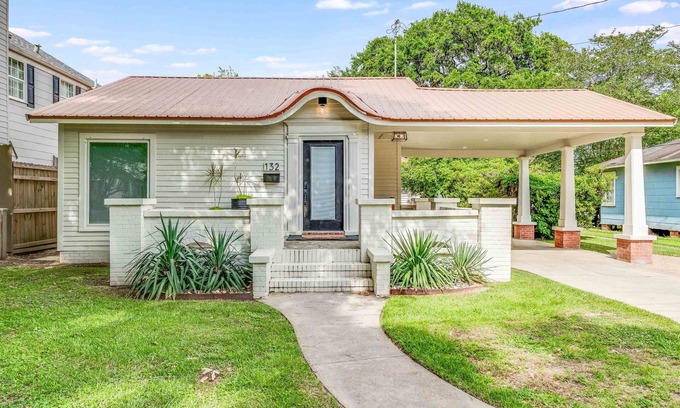 Downtown Cottage | Evangeline House! Beautifully remodeled & Super Close to Downtown