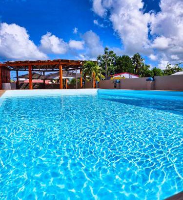 Port-Louis Apartment | Evasion en plein cœur de la ville T2 Jacuzzis Sauna et piscine au centre de Port-Louis