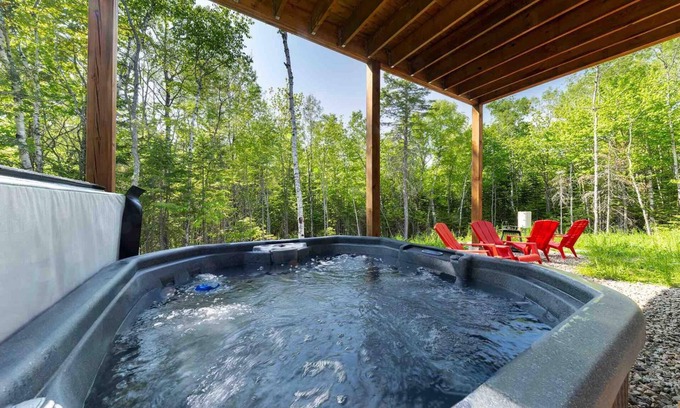 Les Eboulements Ski Chalet | Evasion Plein Air 1: Spa, BBQ Deck & 8km Trails