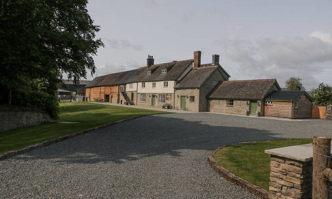Evenjobb Cottage | EVENJOBB COURT FARMHOUSE, pet friendly, with hot tub in Presteigne
