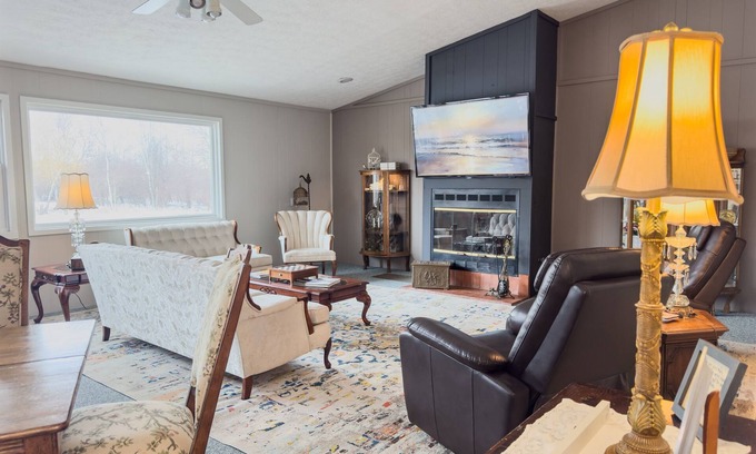 Marblehead Bed & Breakfast | Event Rental 10BR/10BA Sleeps 29 B&B Near The Lake