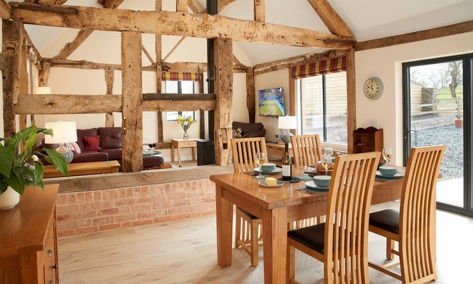 Eaton Mascott Cottage | Evenwood Gables - a beautiful property that sleeps 4 guests in 2 bedrooms