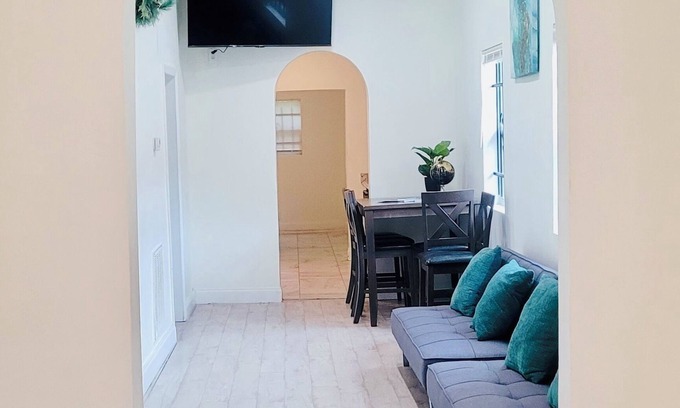 Urban Core Villa | EverBank Stadium Jaguars Lodging House | Sleeps 17 + | Central Jacksonville