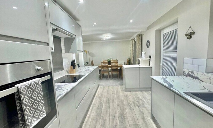 Willesborough House | Everest - Pleasant Home to Stay!