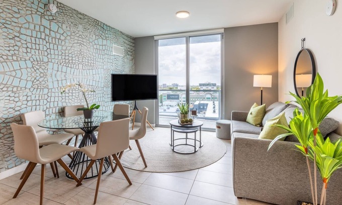 Edgewater Apartment | Everglade Villa | Classic 2 BD in Design District