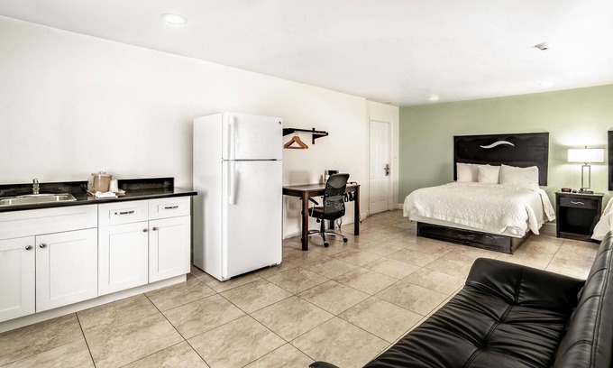 Everglades City Hotel | Everglades City Motel - Queen Efficiency Room