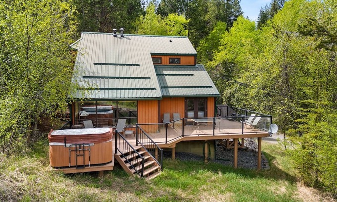 East Kootenay Cabin | Evergreen Escape | Hot Tub | Tucked in the Woods