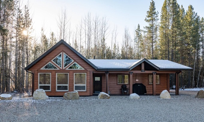 Valemount House | Evergreen Cabin Rental