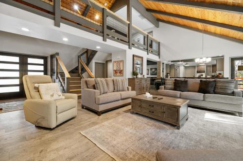 Evergreen Estates House | Evergreen -LUXURY CABIN WITH A HOT TUB, GAME ROOM & 3 EN-SUITE BEDROOMS!