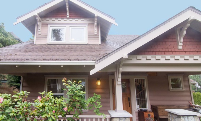 Brentwood Bay House | Everyone Welcome, Cozy retreat walking distance to Butchart Gardens.