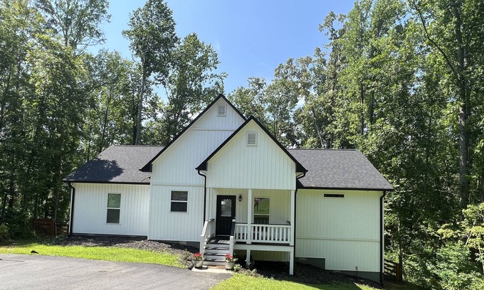 Dawsonville House | Everything you could want! Little country, direct lake access, & city amenities!