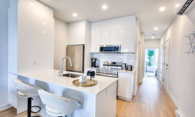 Tetreaultville Apartment | Everything You Need - Montreal's Cozy 1BR Getaway
