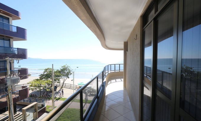 Itapema Apartment | Excellent apt. in beachfront property in Meia Praia - the best beach in S.C.