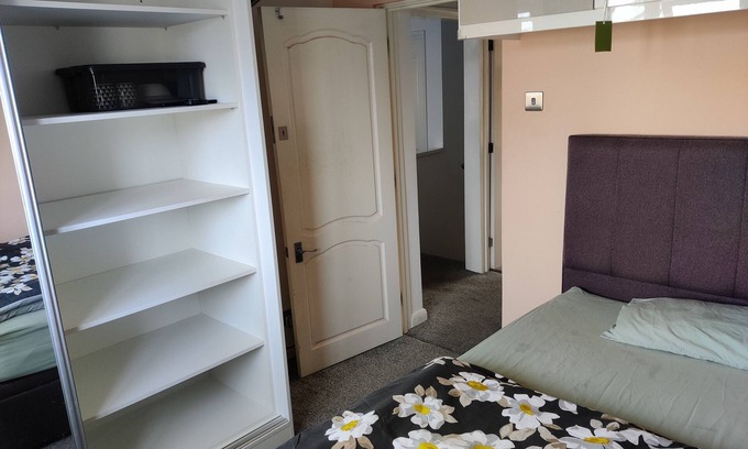 Ashford House | Excellent double bed room within easy reach of Heathrow Airport