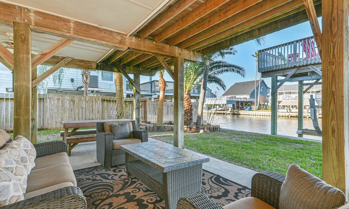 Jamaica Beach House | EXCELLENT fishing Kayaks 3/2.5 house on Main Canal