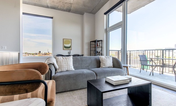 Near West Side Apartment | Excellent West Loop 2BR w/Gym, near Fulton Market & I-90, by Blueground