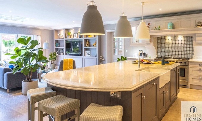 Henley House | Exceptional 4 Bedroom House With Garden