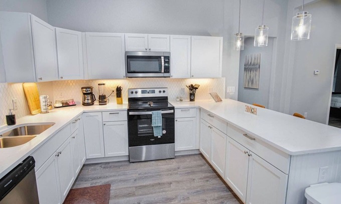 Historic Garderns House | Exceptional 5BR So Close to Riverwalk and Downtown