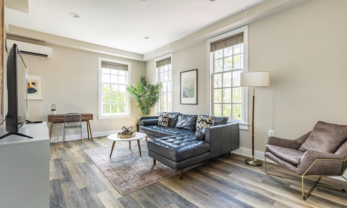Jefferson Manor Apartment | Exceptional Alexandria West 2BR w/W/D, nr Dining, by Blueground