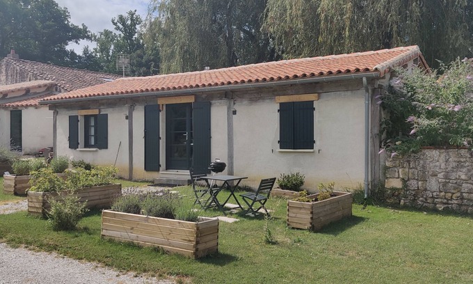 Soyaux Cottage | Exceptional bungalow, spacious, shared pool, for long stays