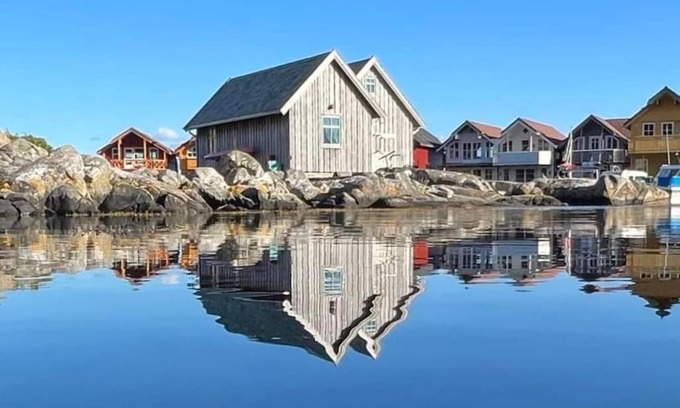 Selbjorn House | Exceptional Cottage 2 meters from the sea, possible to rent boat, Bekkjarvik, 60 km from Bergen