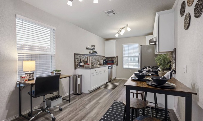 Southside House | Exceptional Escape! Fast WiFi & Fully Loaded