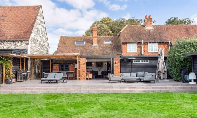 Hurley House | Exceptional Family Stay in Idyllic English Village