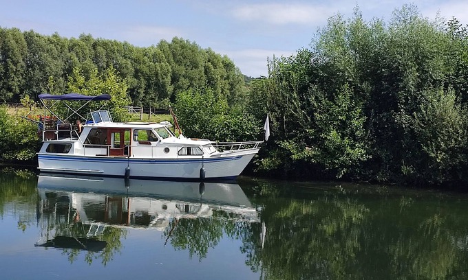 Eaucourt-sur-Somme Boat Rental | Exceptional and atypical river boat on the Somme!