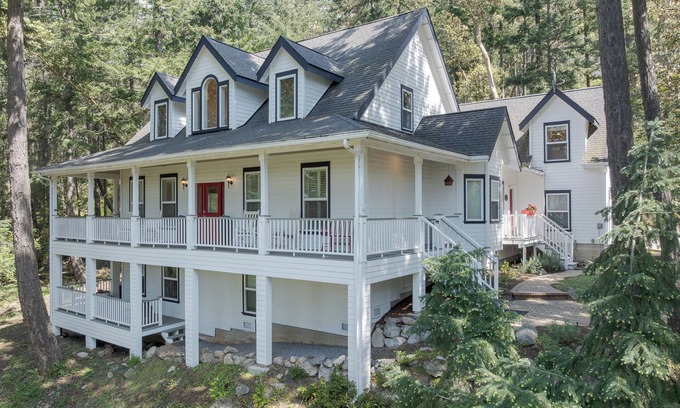 Eastsound House | Exceptional, Hot Tub, Pickleball, Pool Room, Close to Everything!