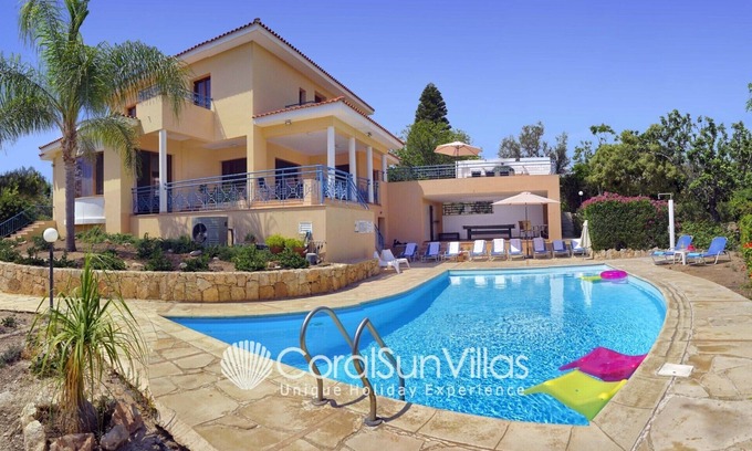Peyia Town Villa | Exceptional Large Villa, FREE HEATED Pool 1 NOV - 15 JAN, Privacy,Prime Location
