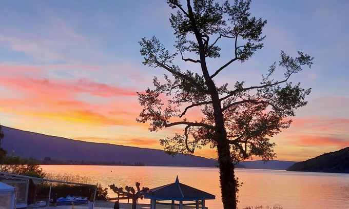 Duingt Apartment | Exceptional location for this cosy studio with terrace ON THE LAKE