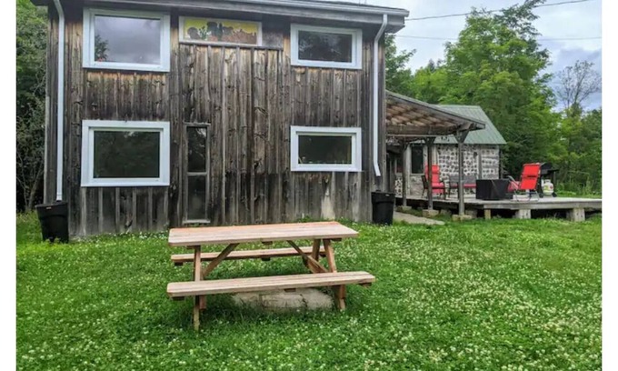 Maberly Cabin | Exceptional Log Cabin - 3Bdrms + Full Kitchen