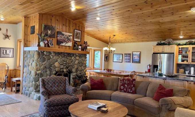Carnelian Bay House | Exceptional N.Lake Tahoe Retreat/Charney Chalet: Dog Friendly, HotTub, Fast WiFi