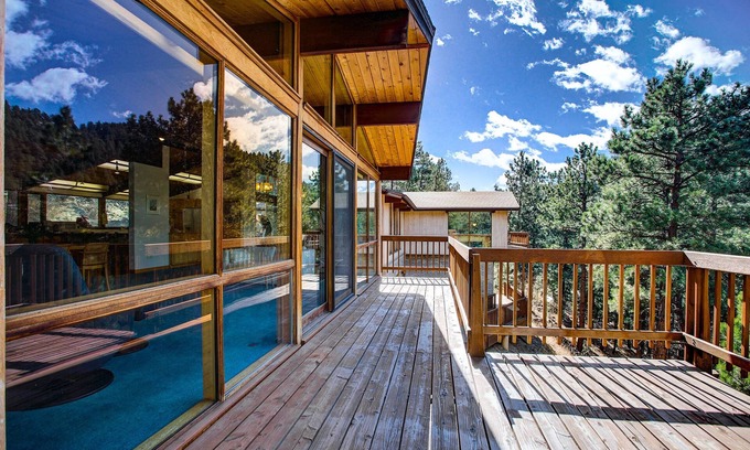 Boulder House | Exceptional PRIVATE Mountain home with HOT TUB and WiFi- 5BDR Minutes to Town