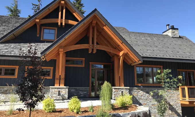 Golden House | Exceptional Ski-in/Walk-out Home - 4100 Sft