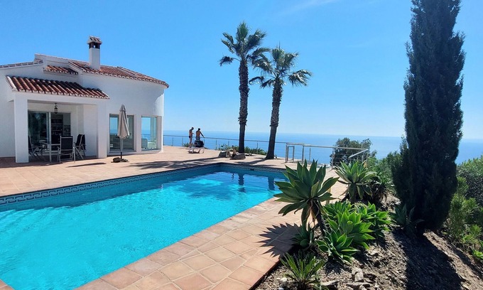 Sayalonga Villa | Exceptional Villa Estrellita: 180 ° Sea and Mountain View Private swimming pool.