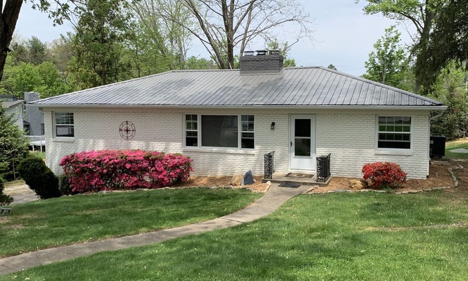Asheville Apartment | EXCEPTIONALLY CLEAN-SUPER QUIET-VERY COMFY & CLOSE TO nASHEVILLE !