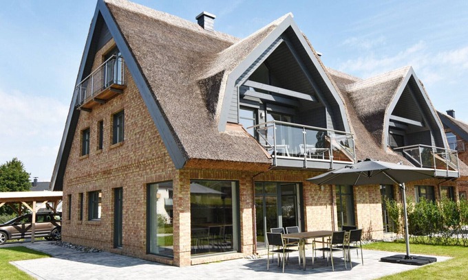 Lobbe House | excl. Thatched Villa Baltic Freshness only 500 meters from the beach for 6 + 2 pers.