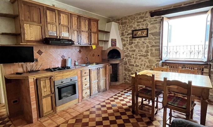 San Polo dei Cavalieri Apartment | Exclusive apartment: medieval charm and modern comfort