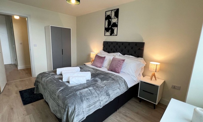 West Bromwich Apartment | Exclusive 1 Bedroom with Study and Parking