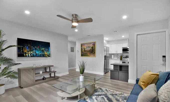 Riverside Park Condo | Exclusive 2 Bedroom Condo- Free Parking