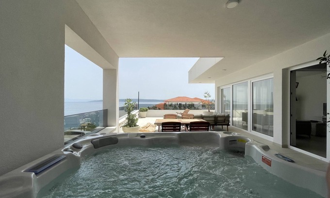Zavala Apartment | Exclusive 2 Bedroom Seafront Suite w/jacuzzi